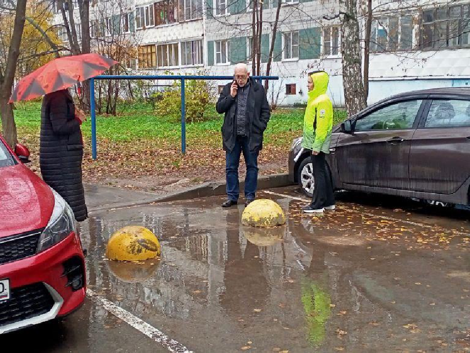 Антипарковочные полусферы установили рядом с детским садом в микрорайоне им. Аверьянова