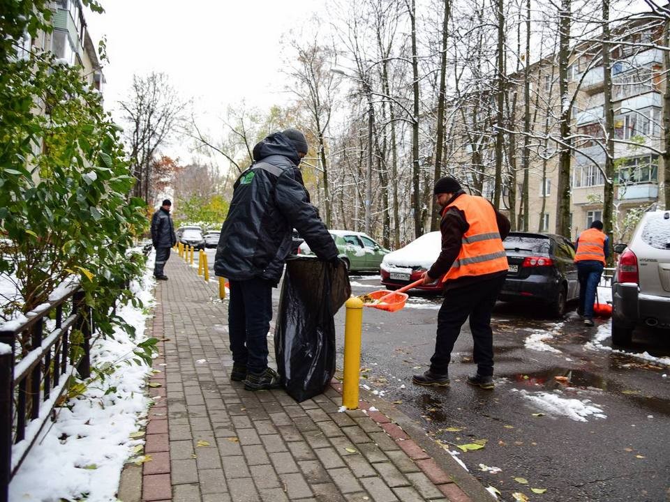 Коммунальные службы Мытищ с самого утра очищают тротуары и дороги от снега и наледи