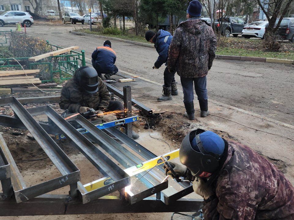 В деревне Старая Руза коммунальщики отремонтировали входные группы в домах