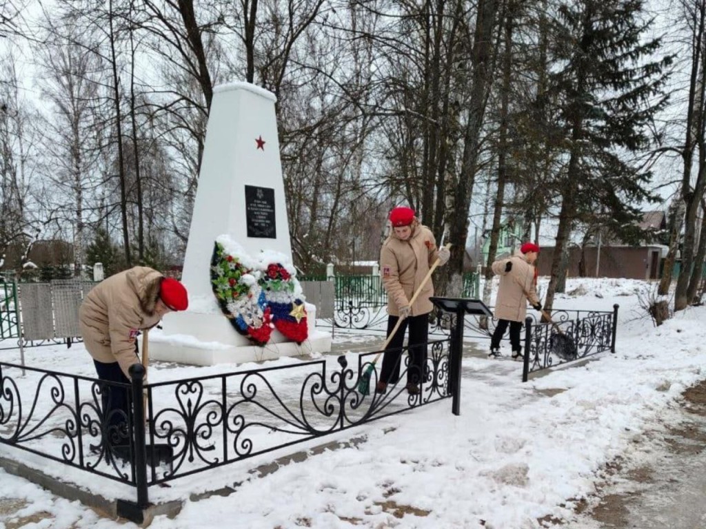 Юнармейцы отряда «ГРОМ» привели в порядок воинский обелиск в деревне Ермолино