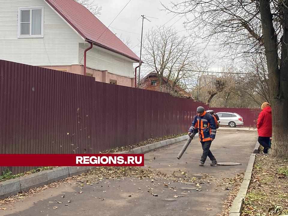 В Чеховском переулке убрали скользкую листву с тротуаров