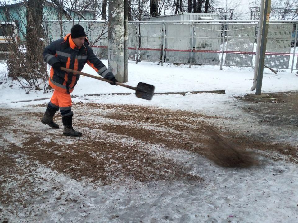 Дворы и парковки в микрорайоне Красноармейска обработают пескосоляной смесью