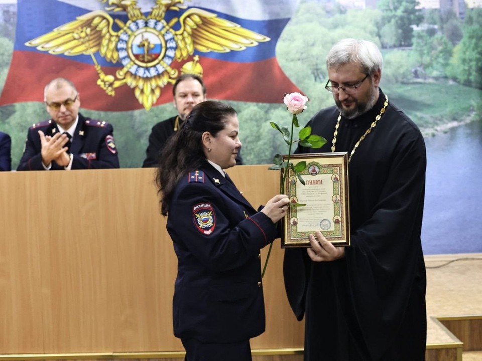 Детям полицейских вручили грамоты и подарки за рисунки о родителях