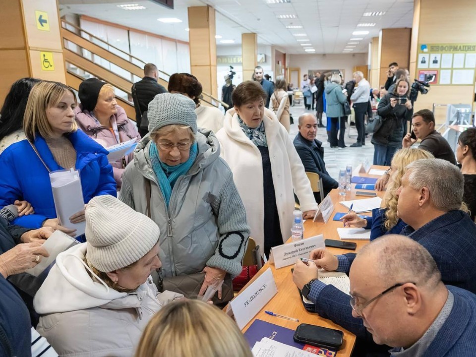 На встрече с жителями в мкр. Парковый на вопросы ответили представители пяти управляющих компаний