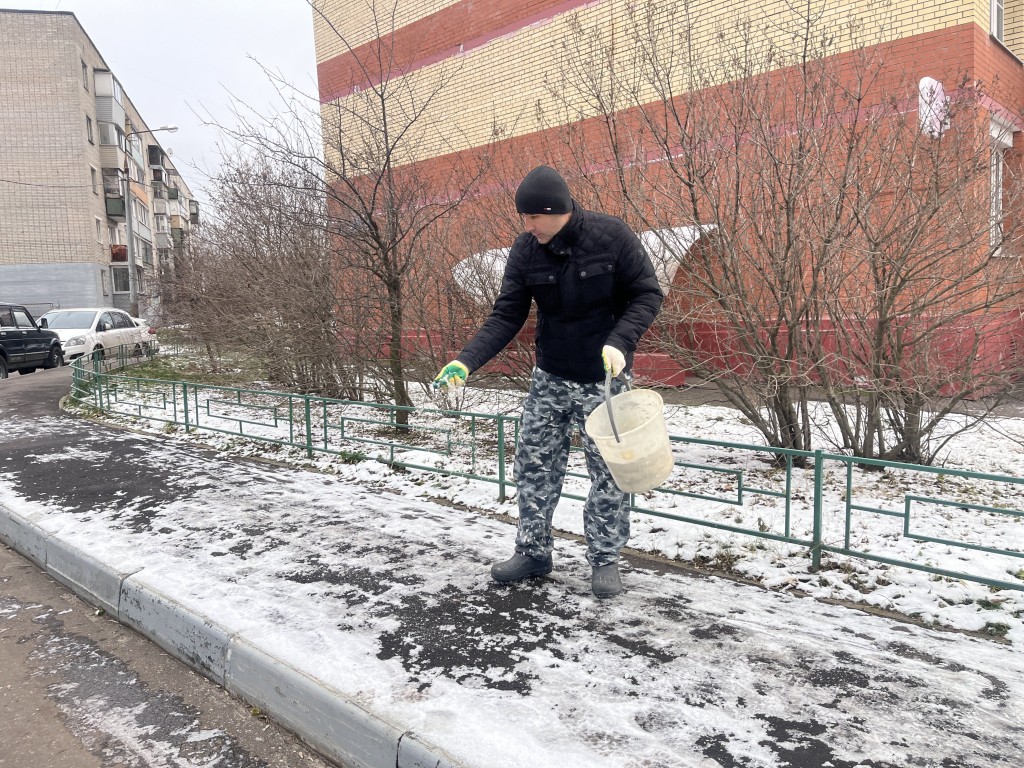 В микрорайоне Медведка коммунальщики посыпают остановки реагентом