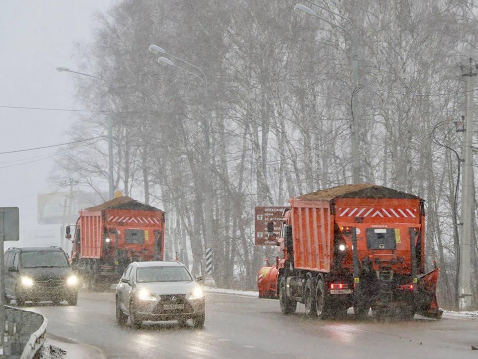 Дороги Подмосковья начали обрабатывать от наледи