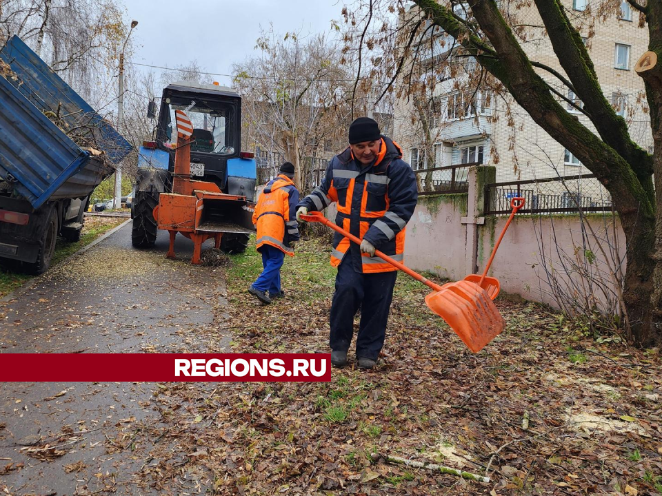 В Истре обрезали и измельчили ветки во дворах 9-й Гвардейской улицы