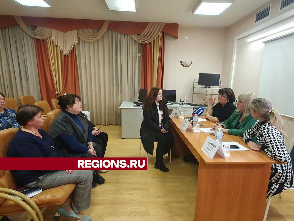 Жительнице Мытищ в ходе тематического приема помогли записать ребенка на прививку