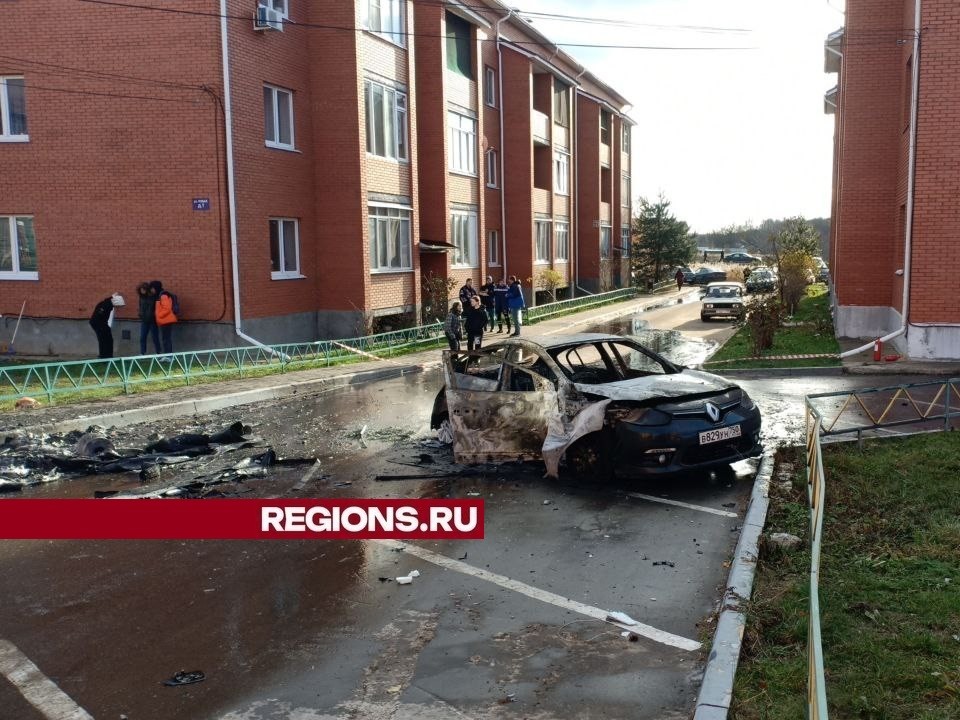 На улице Новой в селе Софьино от обломков беспилотников сгорел автомобиль