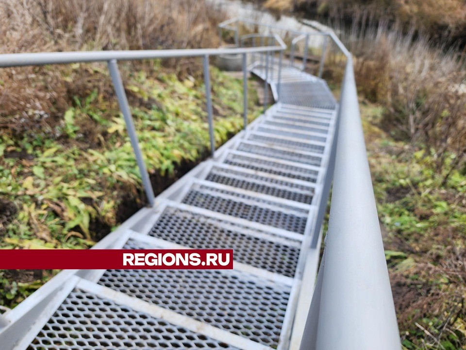 В деревне Аргуново по просьбе жителей сделали новую лестницу, ведущую к роднику