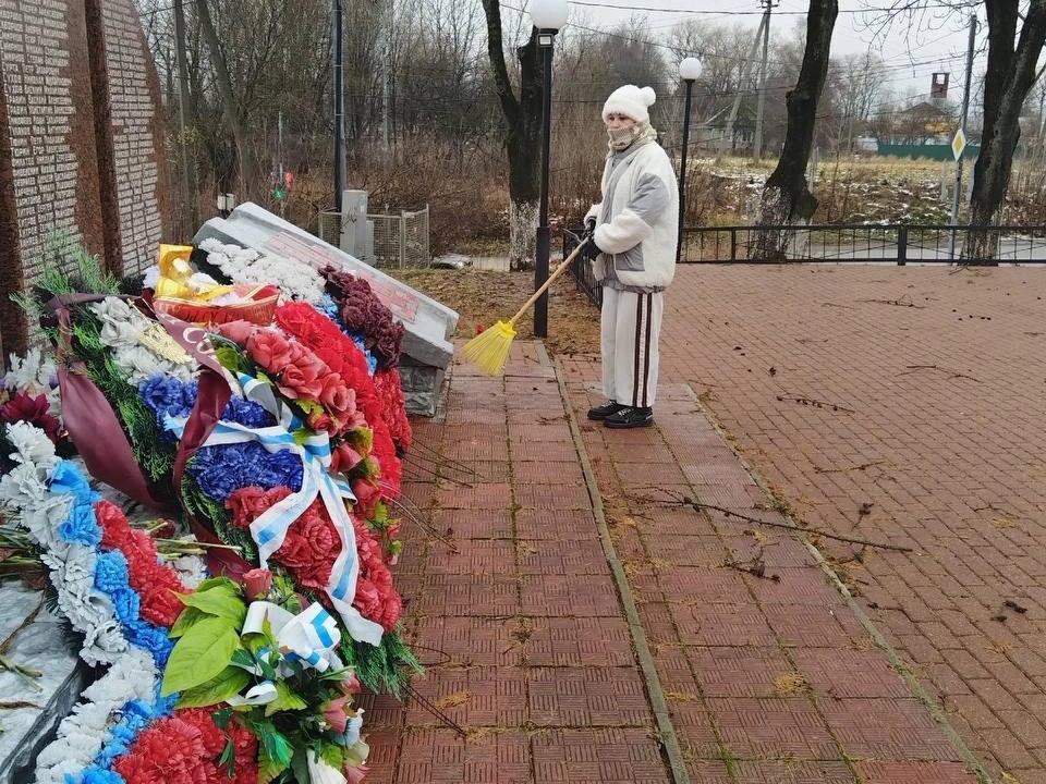 Школьники из Истры привели в порядок места захоронения героев ВОВ