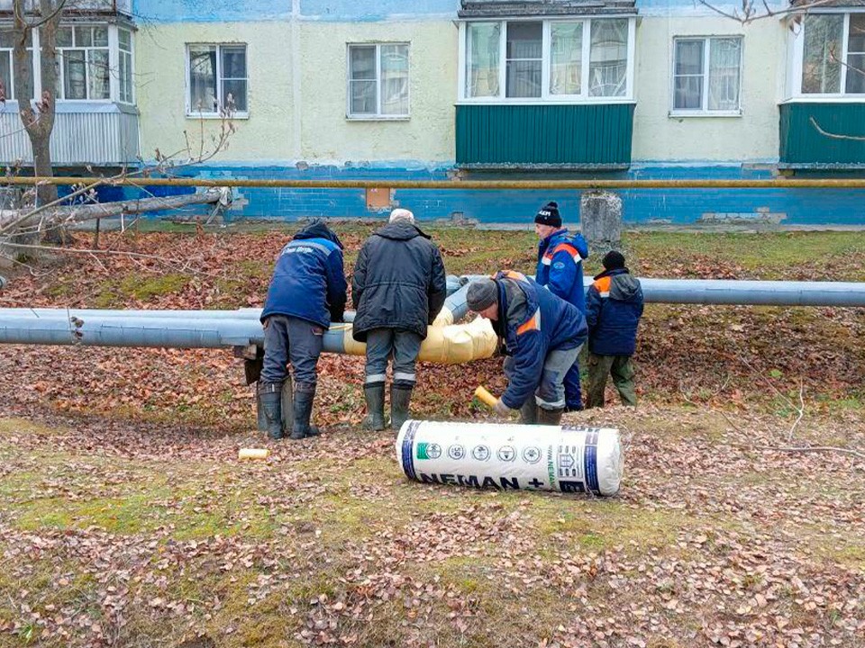 В селе Пышлицы утепляют трубопровод экологически чистым материалом