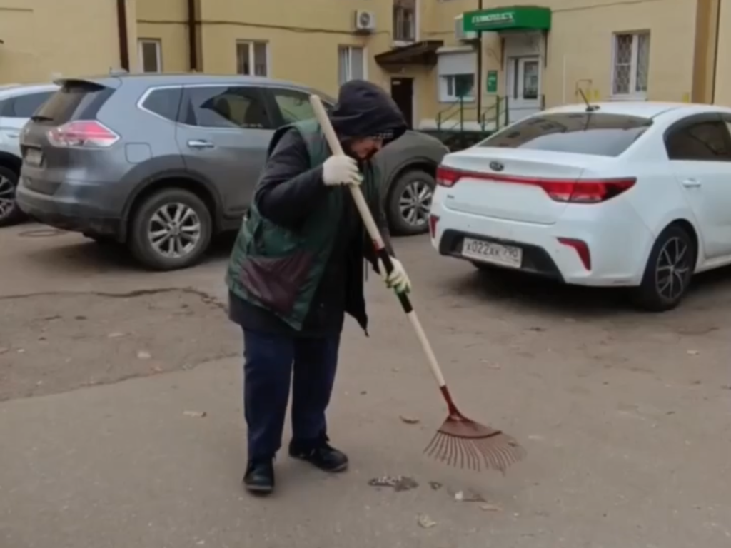 Жительница Воскресенска помогает коммунальщикам убираться во дворе