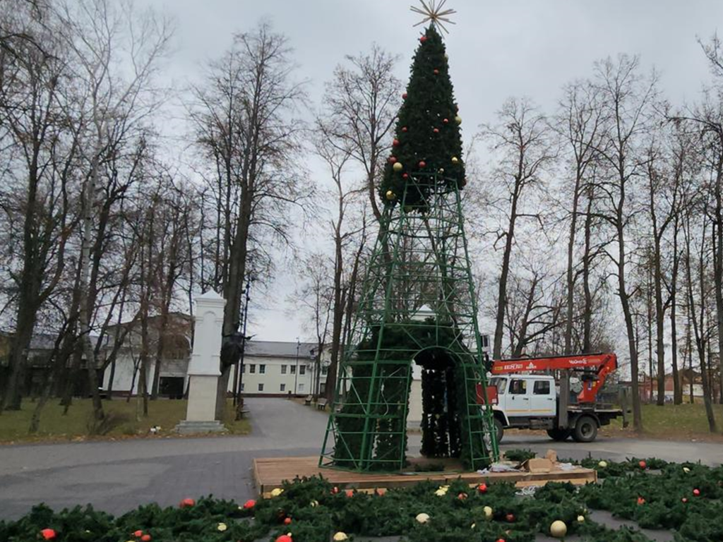 Шторм повалил новогоднюю елку в Питомнике