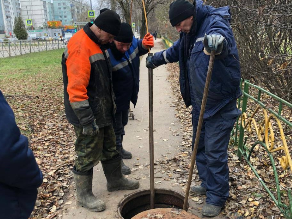 Засоры внешних коллекторов устранили коммунальщики на трех улицах Чехова