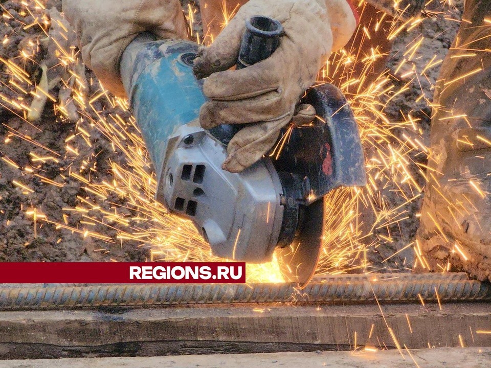 Рабочие возводят две башни для будущего моста на Кольцевой улице в Лобне