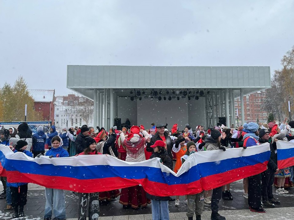 Гигантский триколор развернули в Центральном парке Лобни в честь праздника