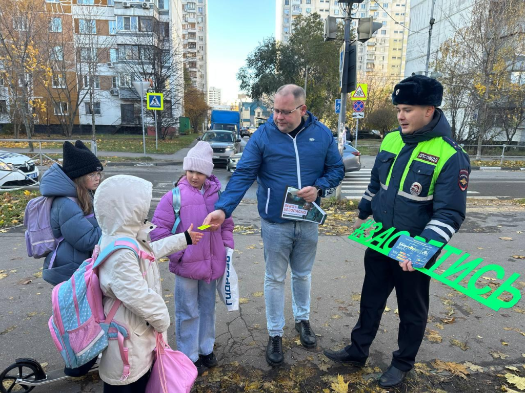 Дорожные полицейские Люберец рассказали школьникам как вести себя возле дороги