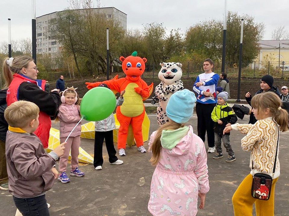 Волонтеры организуют для детей игровую программу в центральном парке города Луховицы