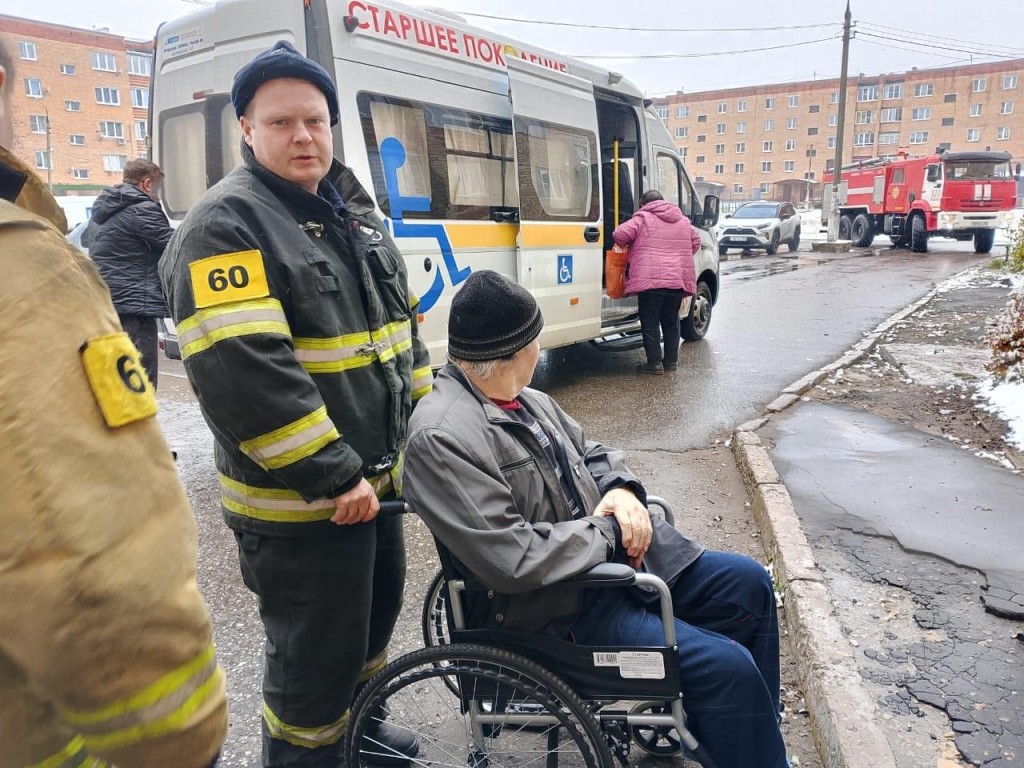 Шатурский спасатели помогли пенсионеру-инвалиду попасть в свою квартиру на пятом этаже