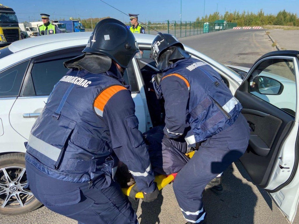 Проверьте тормоза и фары: волоколамские спасатели предупредили водителей об опасностях непогоды