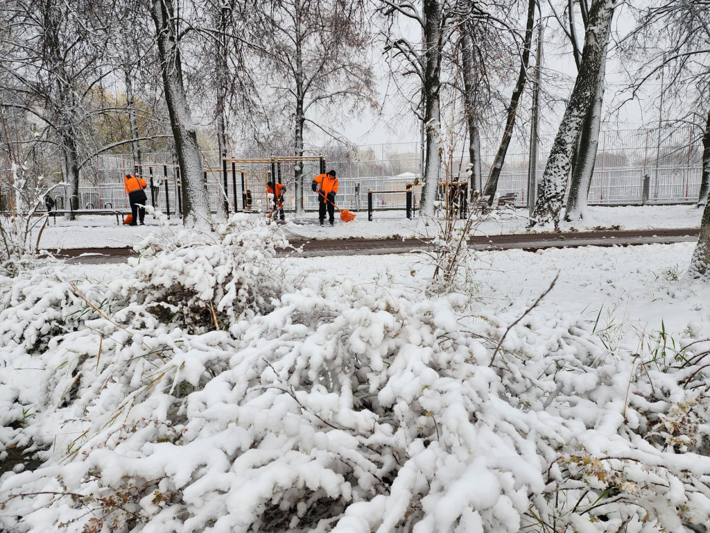 В Раменском с шести утра коммунальщики убирают выпавший снег