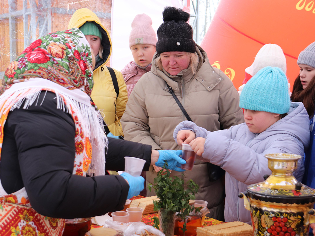 Самовары и балалайки: в зарайском парке отметили День народного единства