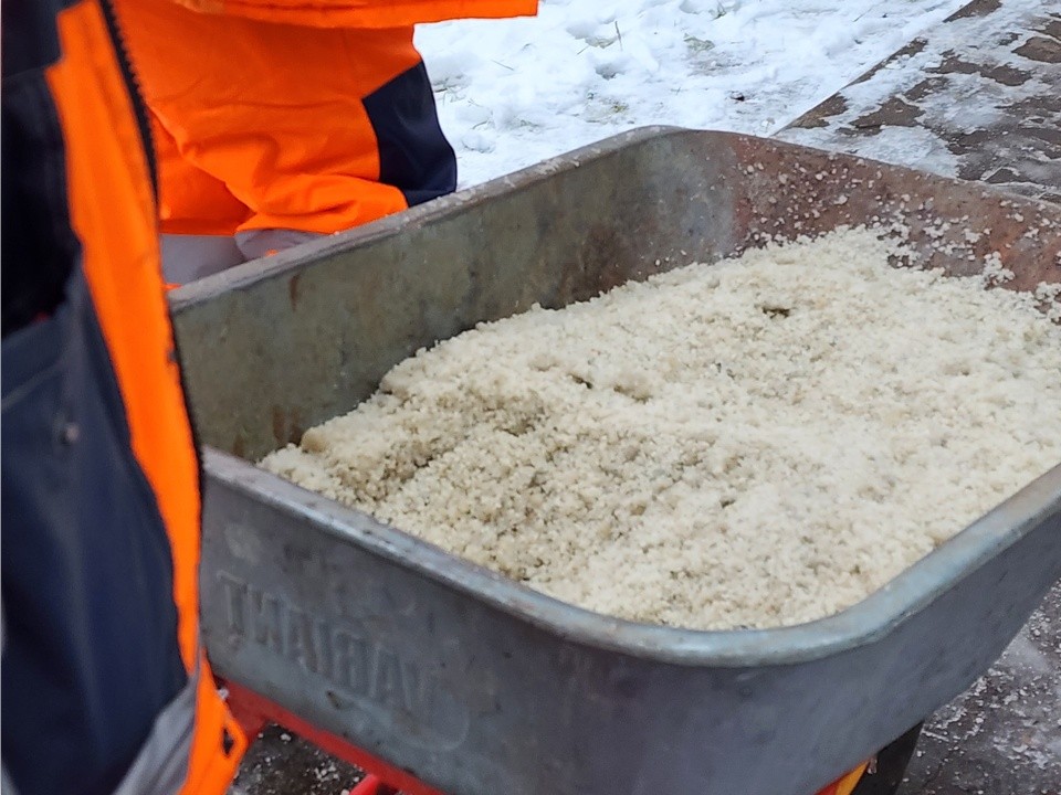 Аллеи в центре Одинцова посыпали реагентами