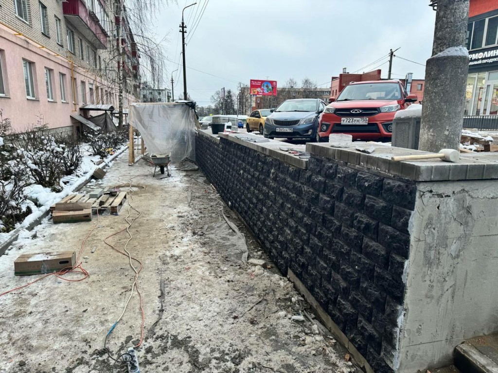 В Истре перед детской поликлиникой № 1 на ул. Шнырева продолжается благоустройство