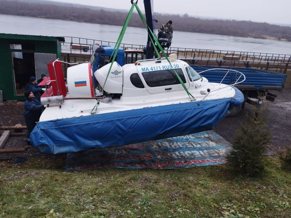 Спасатели Каширы подготовили судно на воздушной подушке к несению зимней вахты на Оке