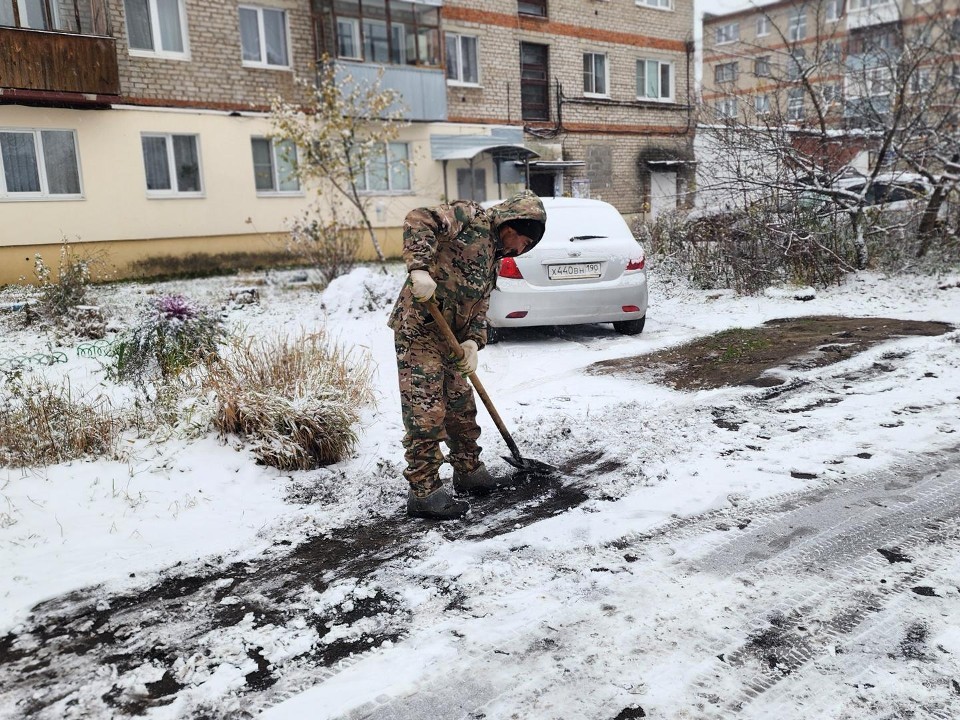 Коммунальщики Шатуры убирают выпавший снег с шести утра