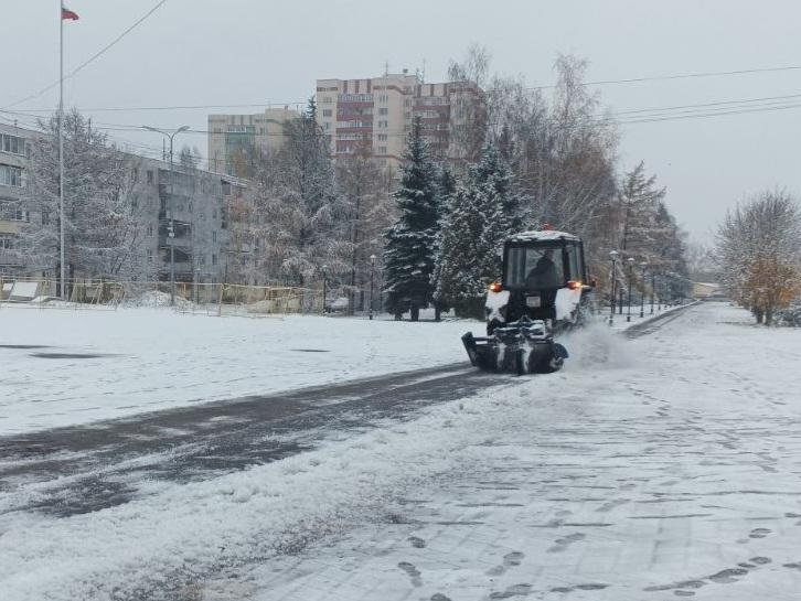 Коммунальные службы Лосино-Петровского устраняют последствия первого снегопада