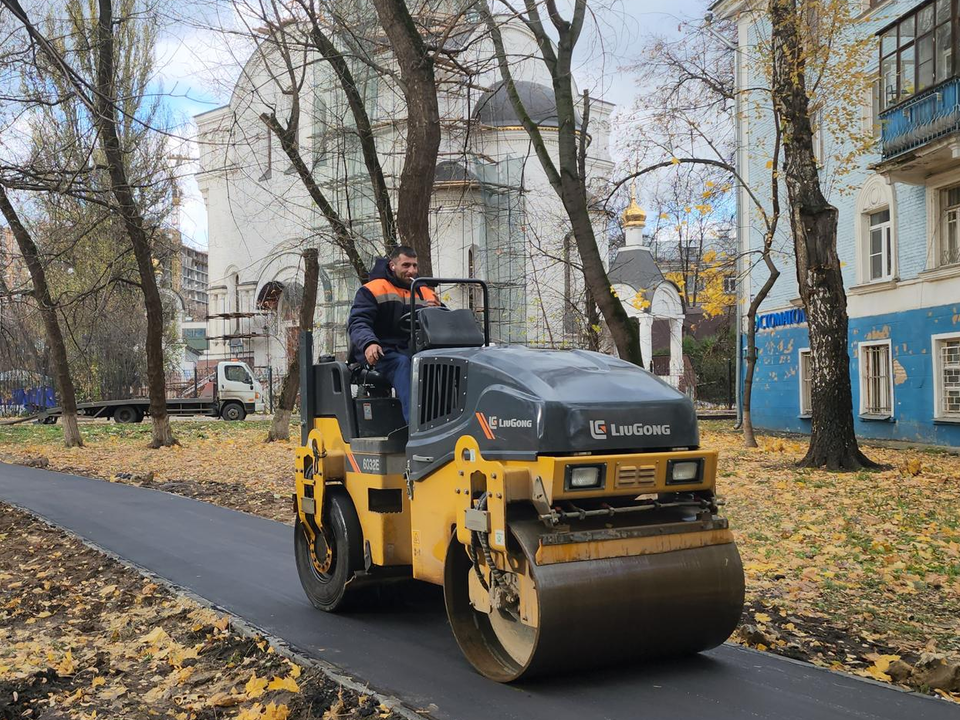 Протоптанную людьми тропинку в поселке Калинина заасфальтировали