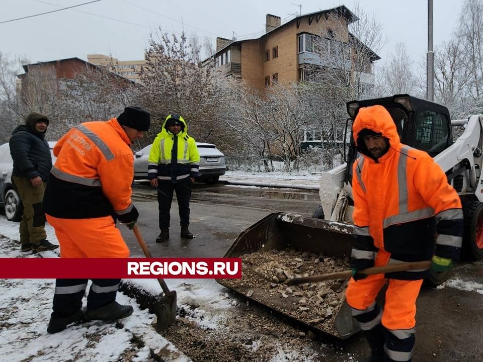 В микрорайоне Пронина благоустраивают тротуар