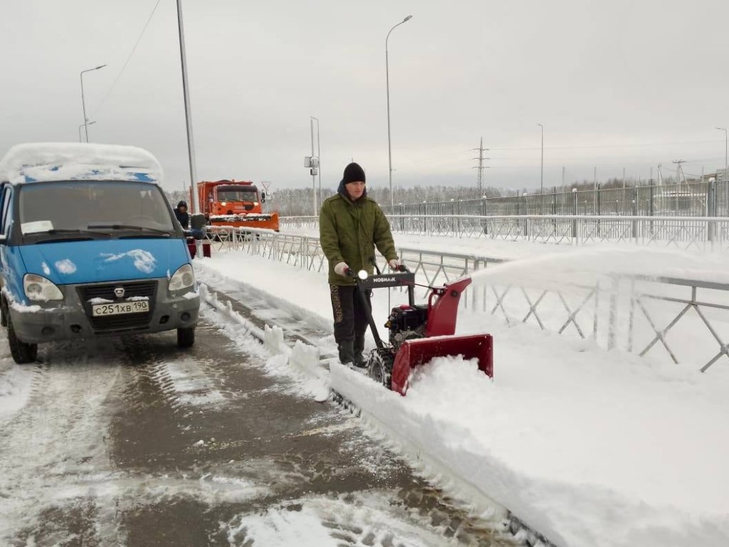 В Можайском округе дорожные службы расчищают дороги и тротуары после снегопада