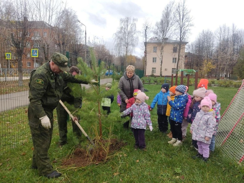 В Запрудне воспитанники детсада озеленили территорию