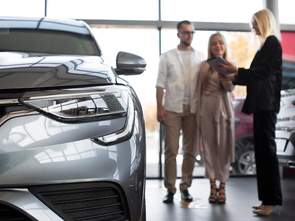 Выдача автокредитов рухнула более чем на треть