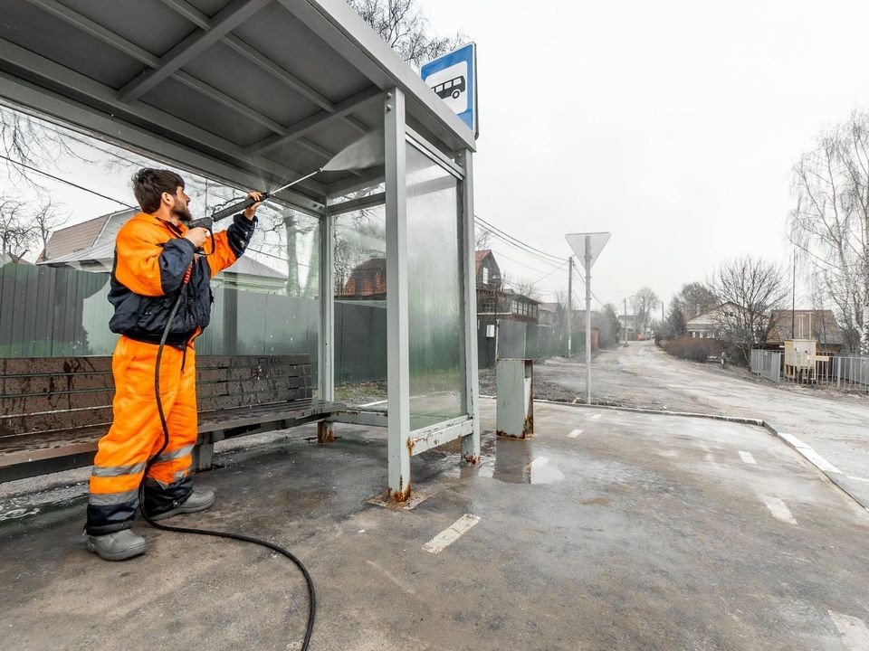 Остановки вдоль 12 дорог в Подмосковье очистили от рекламы