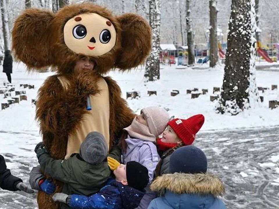 Хороводы с Чебурашкой водили гости ступинского парка в День народного единства