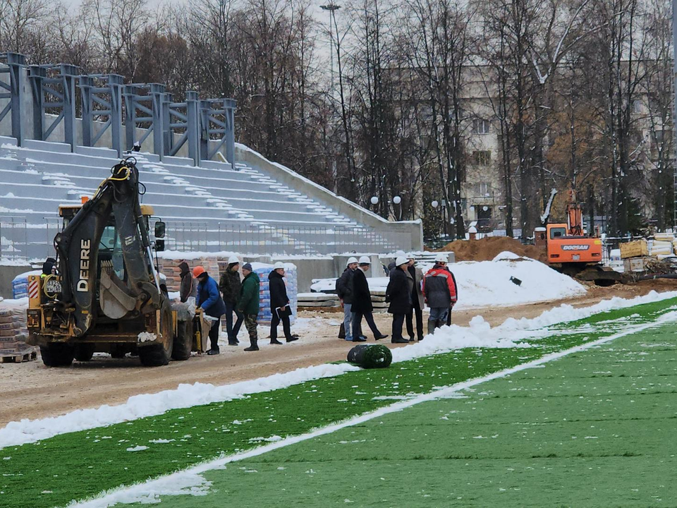 На стадионе «Торпедо» в Люберцах начали возводить козырек трибуны