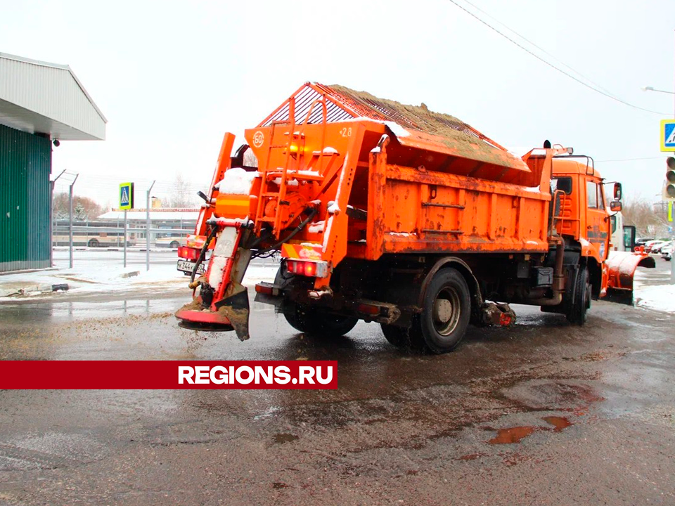 Спецтехника и дворники приводят в порядок город после снегопада