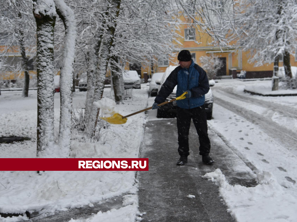 Коммунальщики начали убирать от снега дворы на Центральной улице в Лотошине