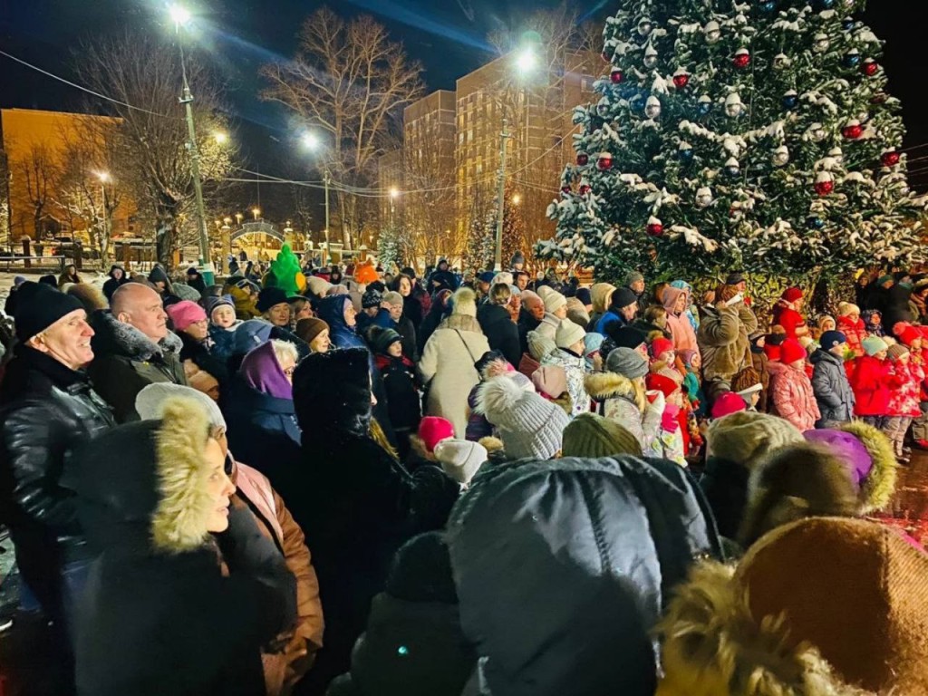 Новогоднюю ель в Вербилках украсят золотыми колоколами, расписанными под знаменитый фарфор