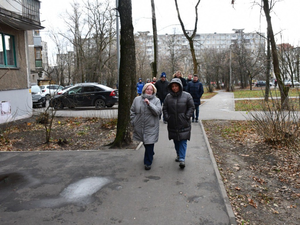 Во дворах на Гудкова, Гагарина и Чапаева устранят замечания по состоянию асфальтового покрытия