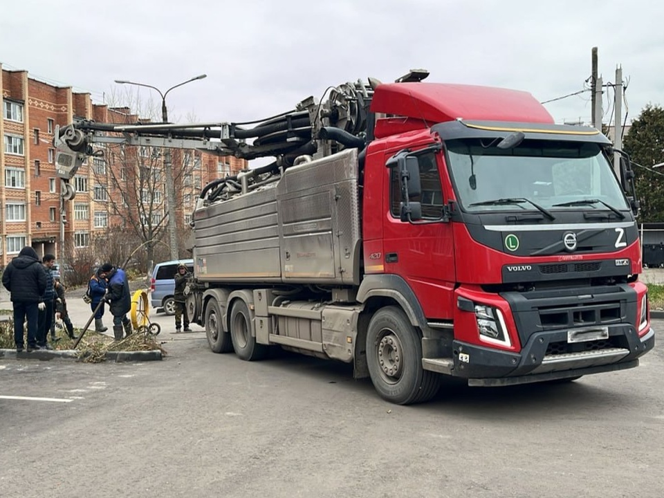 В Кашире использовали спецтехнику для промывки канализации многоквартирного дома