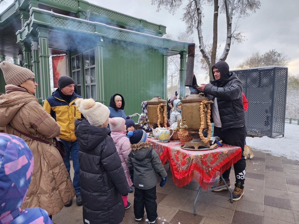 Согревались чаем и лепили снеговиков: жители Раменского отметили День народного единства, несмотря на непогоду