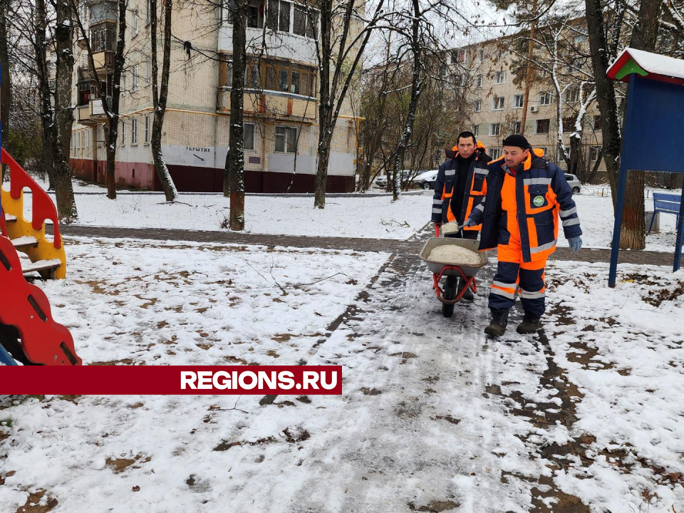 Коммунальщики обработали противогололедной смесью тротуары в Истре