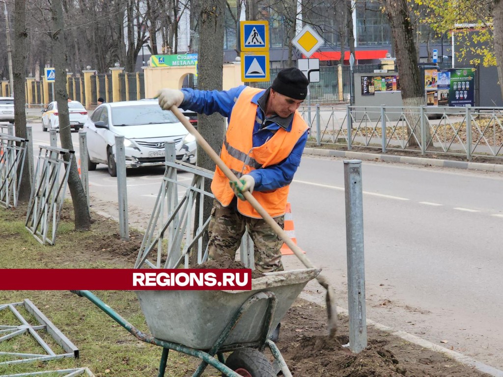 Возле детской поликлиники Ступина укрепляют ограждение вдоль дороги