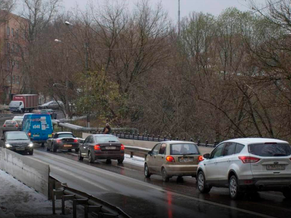 Водителям Королева напомнили о безопасности на дороге в преддверии похолодания