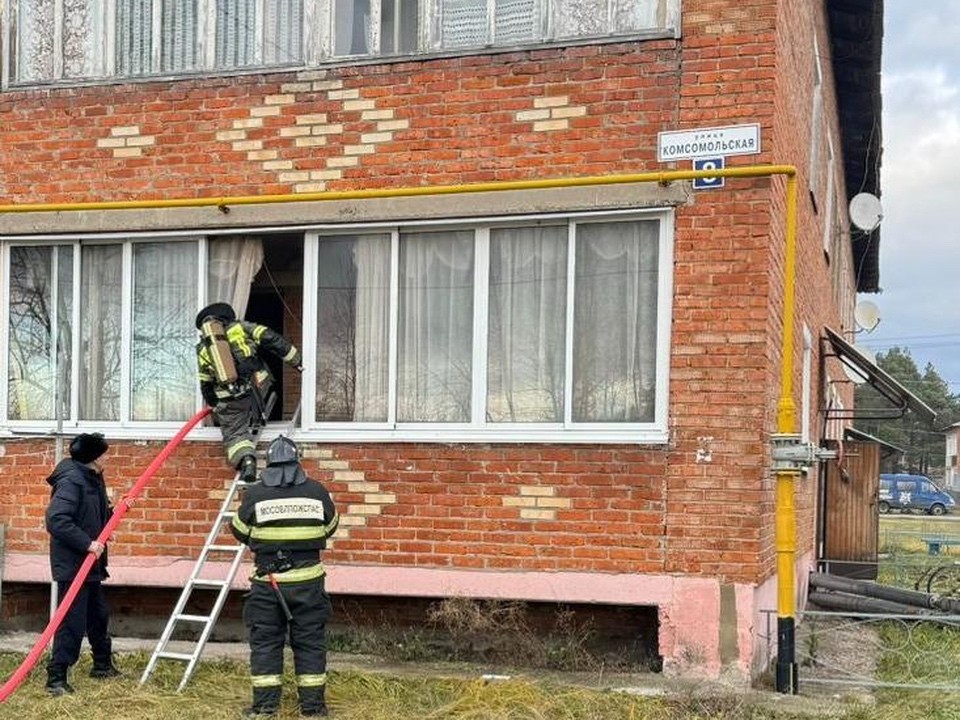 Спасатели ликвидировали пожар в многоквартирном доме в поселке Радовицкий